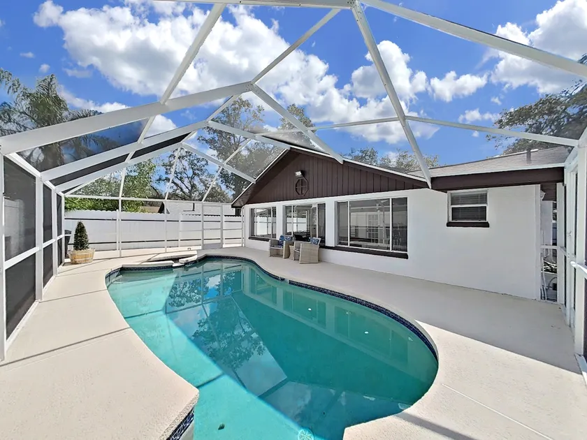 Tranquil Tides Pool House, 3-BR, 2 miles from Zoo - Image 1