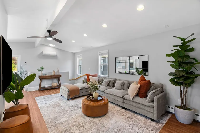 4BR•King Bed•Walk to Downtown Salem•Free Parking - Image 1