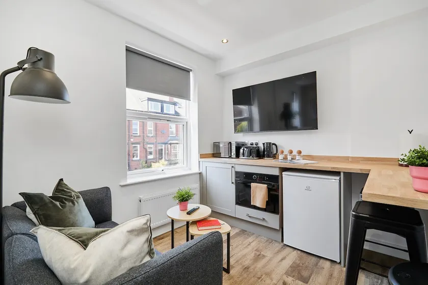 Modern Hotel-Style Suite in Leeds - Image 1