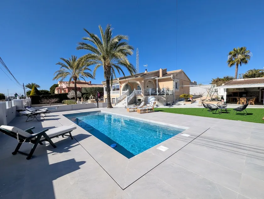Large renovated Holiday House with private pool - Image 1
