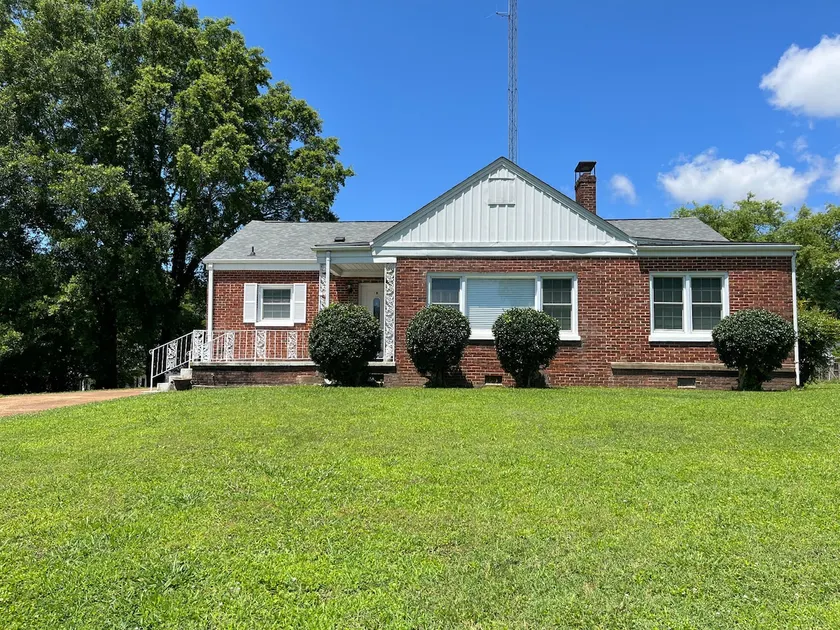 Charming Brick Cottage with a King Suite & a Queen - Image 1