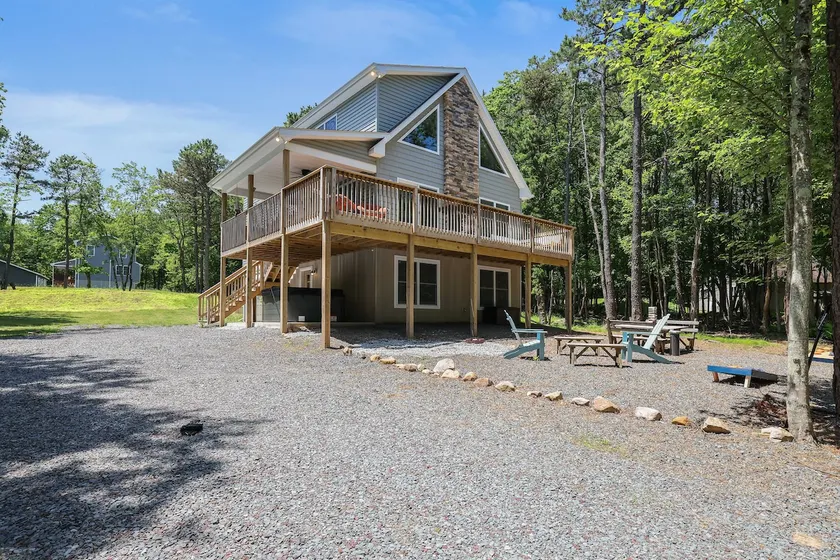 7 beds sleeps 12, 85” TV, Hot Tub, Arcade room! - Image 1