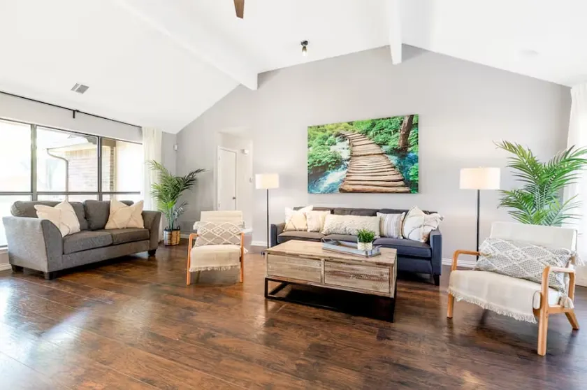 Cheerful 4 bedroom home in serene neighborhood - Image 1