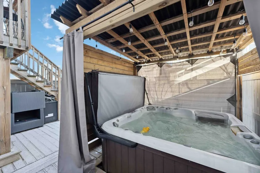 4BR Kanata Home W/ Hottub & Gym - Image 1