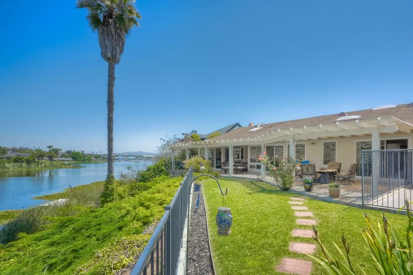 Tranquil Lakefront Retreat With Private Dock - Image 1