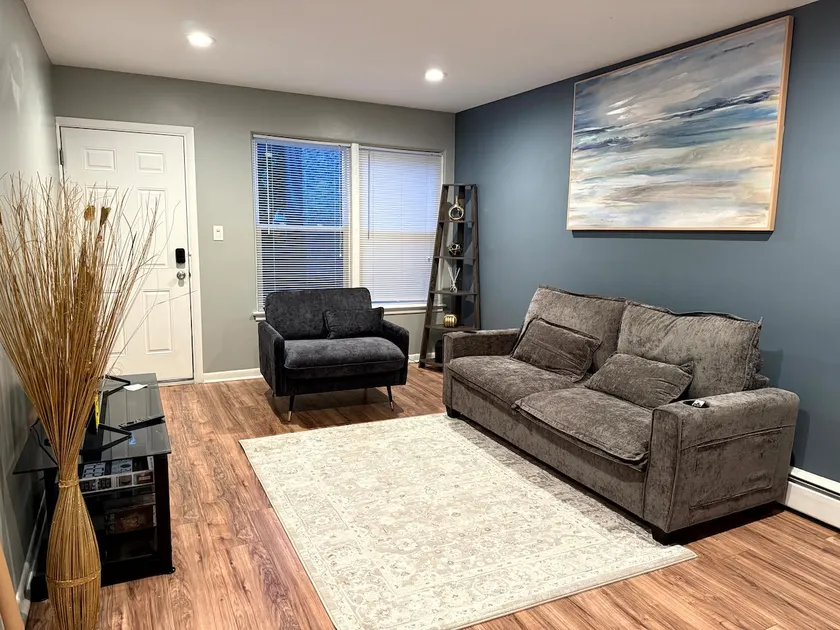 Cozy 1BR Retreat | Near Transit, Dining & Parking! - Image 1