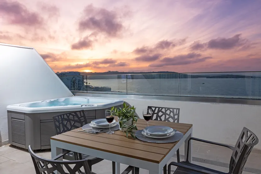 Ivory Suites Penthouse w hot tub by Homely! - Image 1