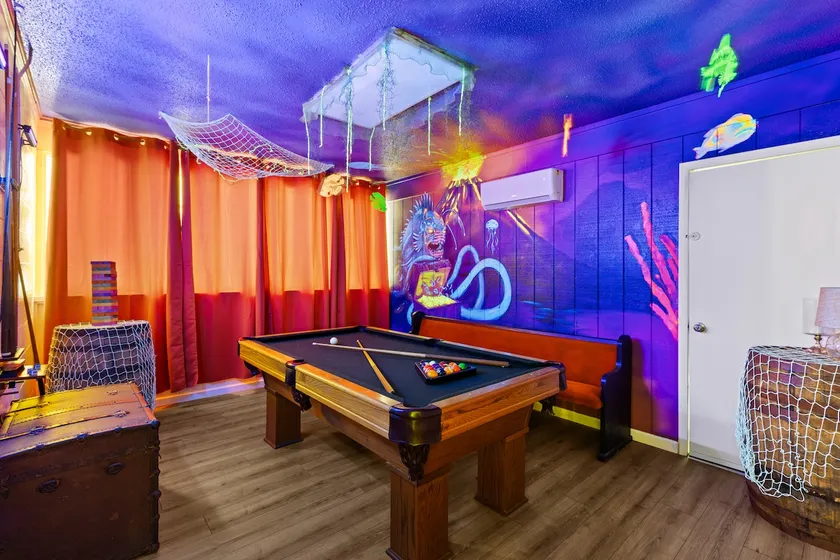 Deep Sea Den w/Game Room ~6 min to Stadium & DT - Image 1