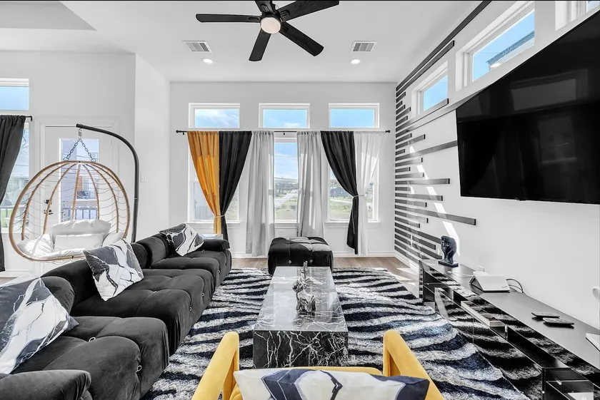 The Beehive - 3BR Getaway Home Near DT H-Town - Image 1