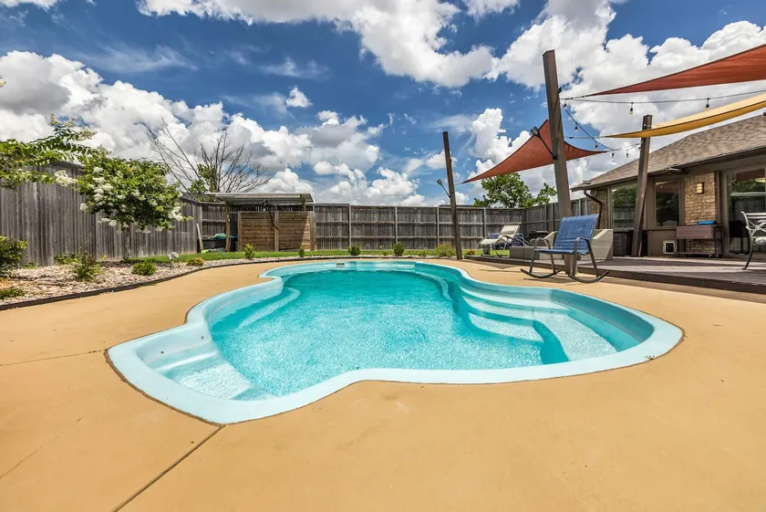 Hot Tub | Fully Fenced | TV in all Bedrooms - Image 1