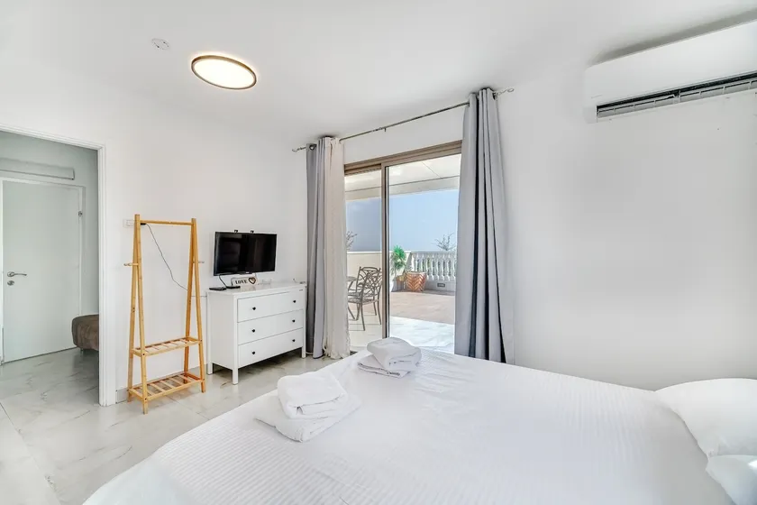Richmond Estate - Penthouse with Heated Pool on the Premises - Image 1