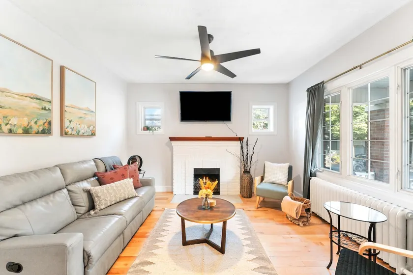 Central Golden Triangle Oasis: Stylish 2+1 BD - Image 1