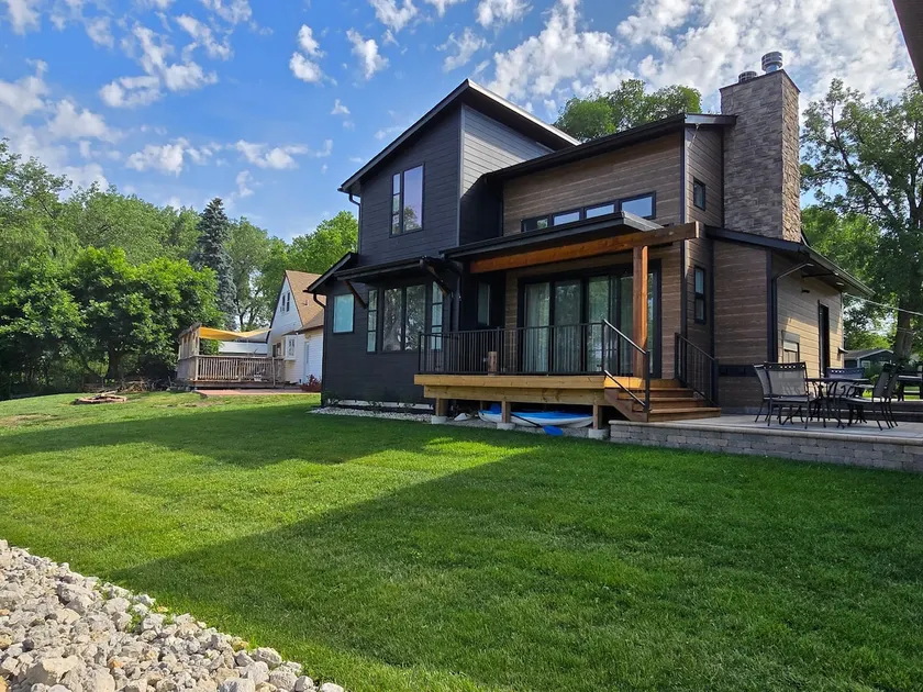 McHenry Riverside Retreat – Comfort & Relaxation - Image 1