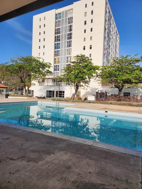 Quiet, waterfront apartment in a gated community - Image 1