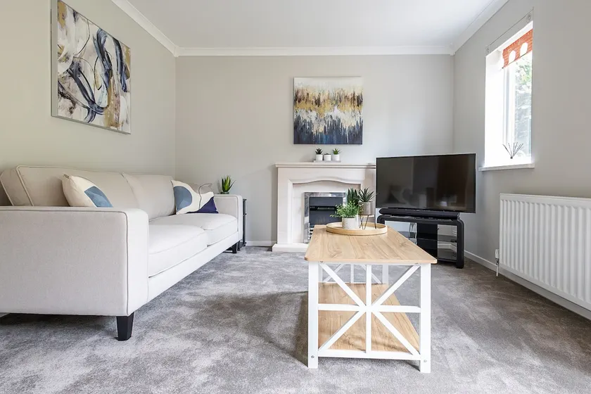 Spacious 4 Bed House with Parking in Loughborough - Image 1