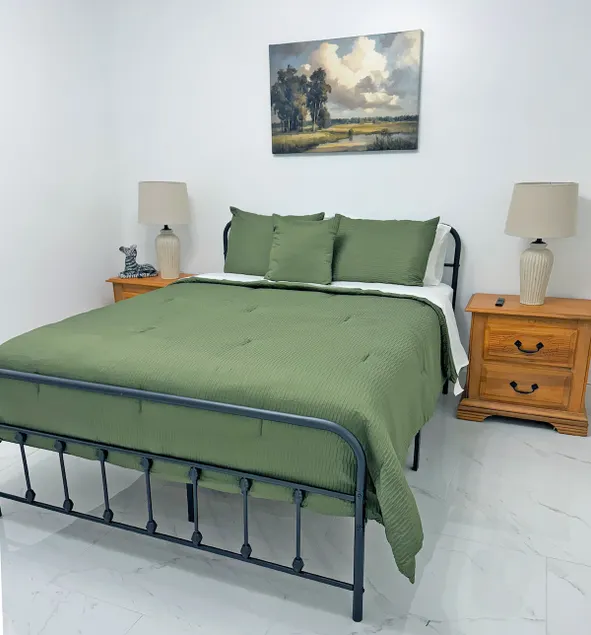 1 Bed Apartment-Wi-Fi-Quiet Brandon Oasis Stay - Image 1