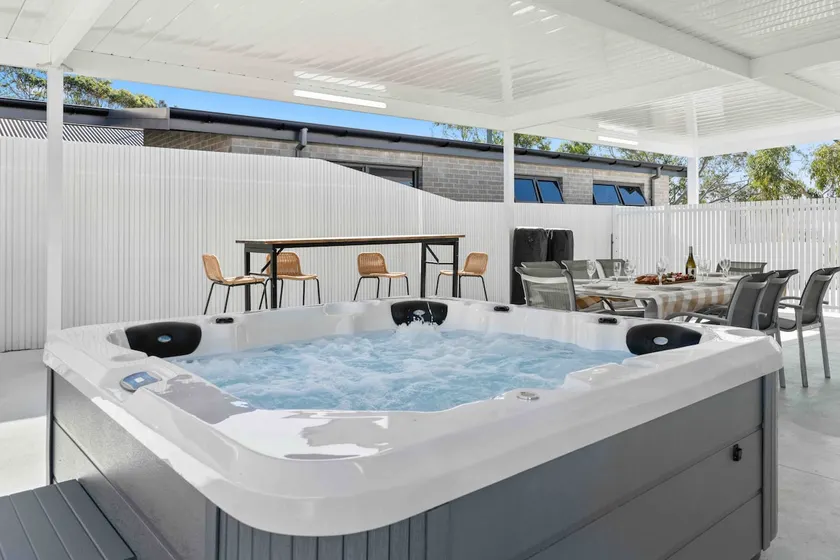 White Haven | Sleeps 13,Spa, Fire Pit & Pizza Oven - Image 1