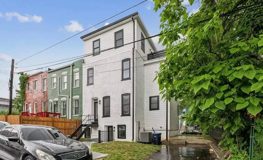 NW DC EV parking, deck, 2 Kitchens Sleeps 20+ - Image 1
