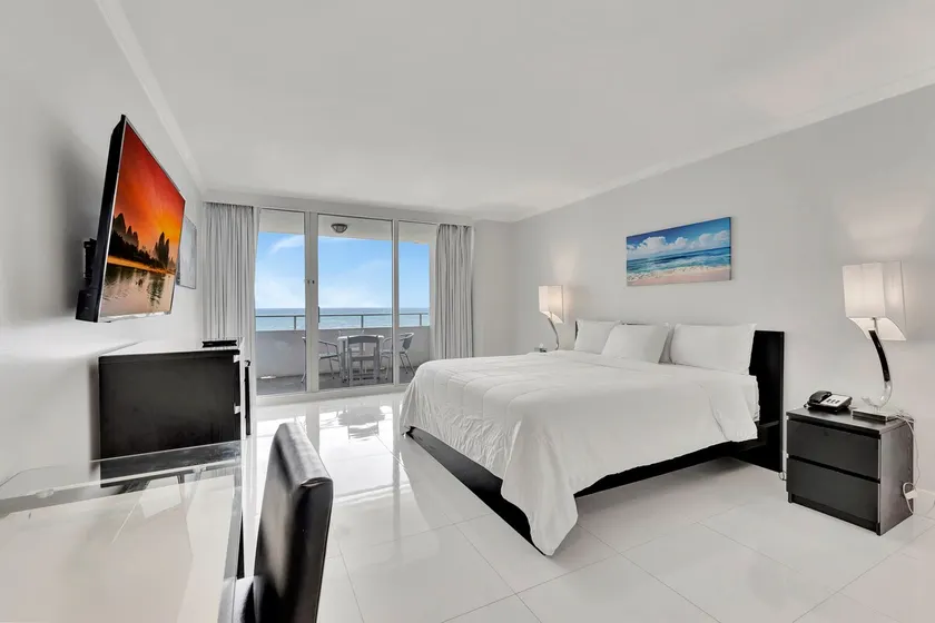 Beachfront balcony room - Image 1