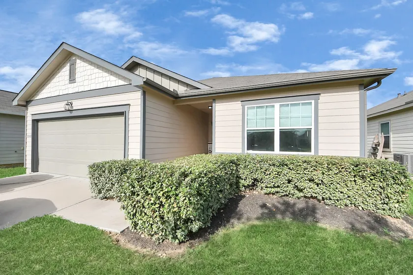Stylish 4 Br/2 Bath Retreat - 2 Minutes to I-10 - Image 1