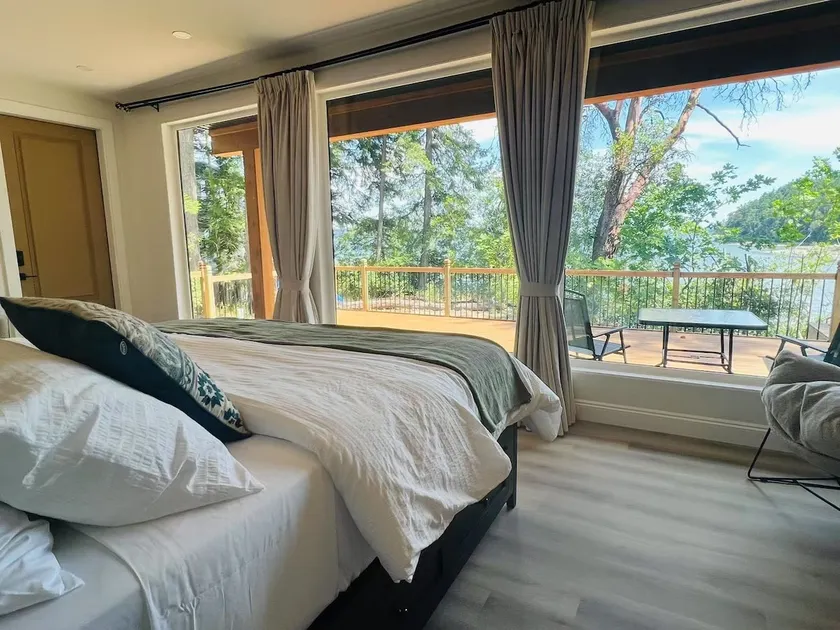 Cozy Oceanfront Studio with king bed/ beach access - Image 1