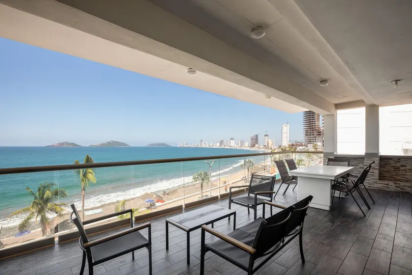 Penthouse en Malecon 4 recamaras - Image 1