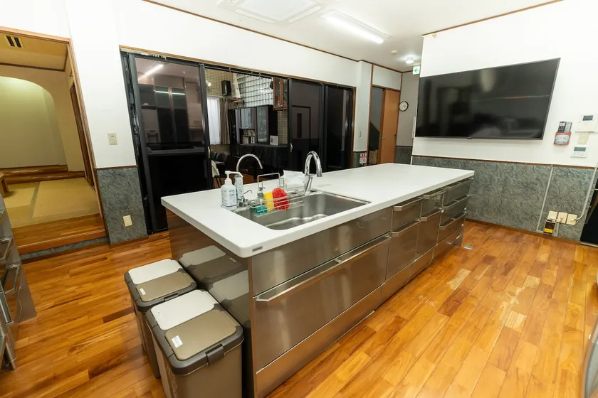 Sleeps up to 20 people! Perfect for watching sports on a large TV/group trips - Image 1