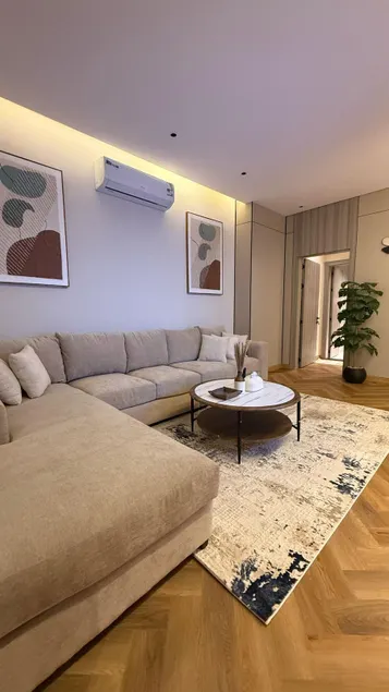 Modern Elegant Suite  Master BR+Hotel-Style Living - Image 1