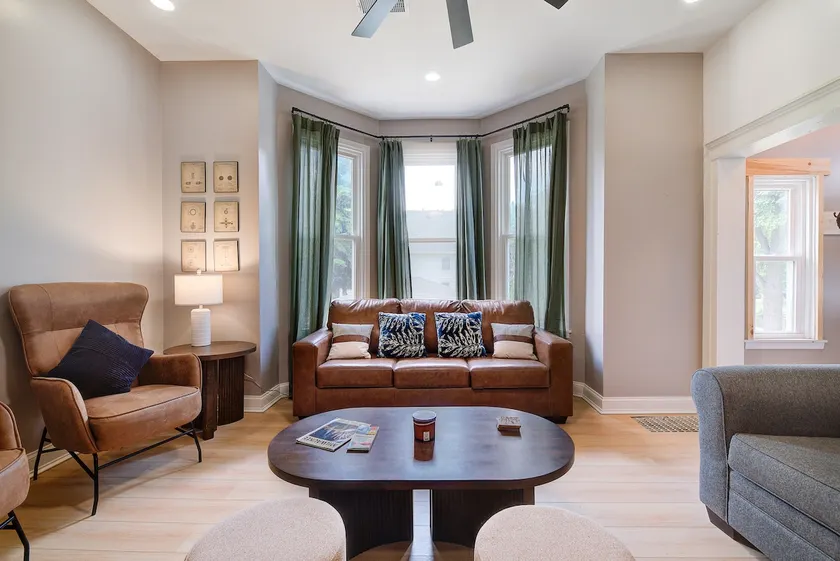 Luxury Home: Entertainment Lounge, Arcade, Hot Tub - Image 1