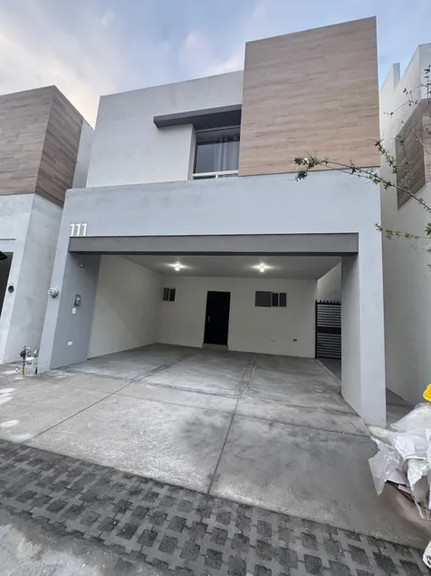 Beautiful and spacious in the best area, near the airport - Image 1