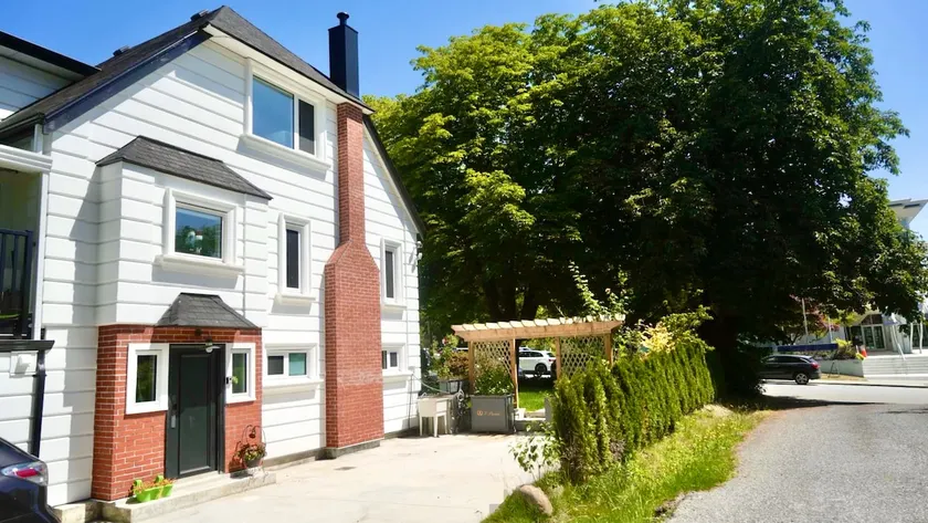 Cozy Seaside Garden Suite–2BR in Ambleside - Image 1