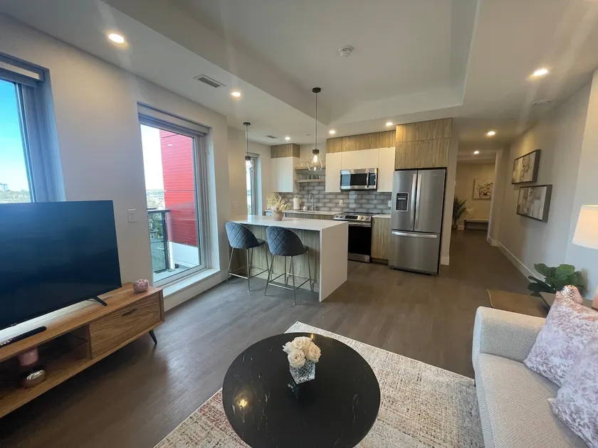 Downtown Spotless 2 Bed 2 Bath with 6 appliances - Image 1