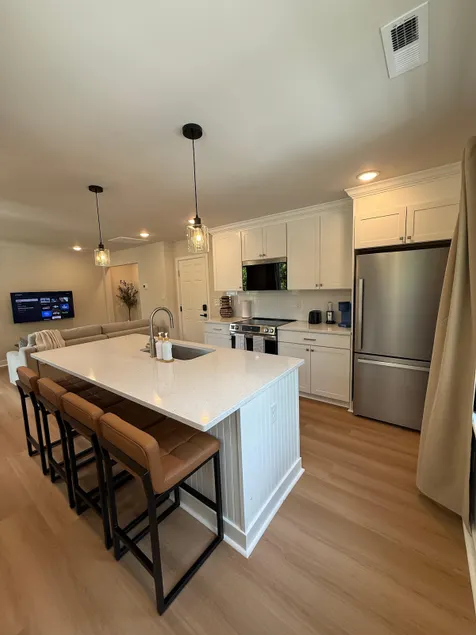 Modern Comfort Near the Capitol #B - Image 1