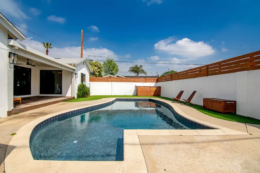 Private Oasis with Pool in Los Angeles - Image 1