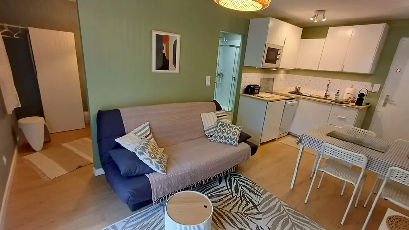 Right in the center, 3-minute walk from the beach - Image 1