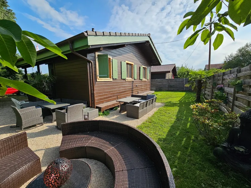 Charming cottage with private Jacuzzi & massage chair - Image 1