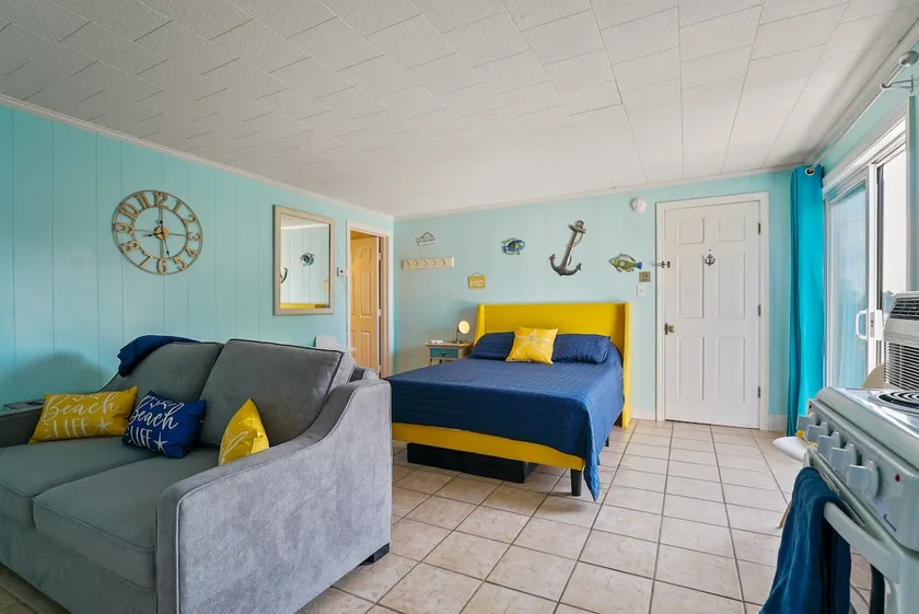 Studio Condo, Deck, Pool, Hot Tub, Playground - Image 1