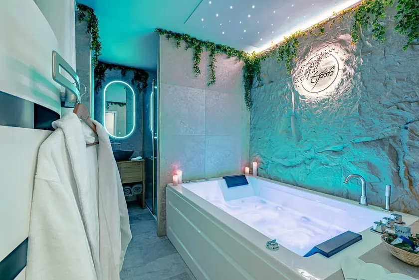 Ellendor • Private hot tub & cinema under the stars - Image 1