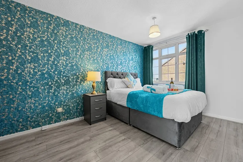Cozy 3 bedroom house with free parking and near hospital - Image 1