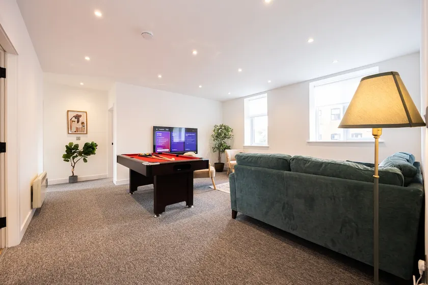 Stanway Apartments- Free Parking & Close To Tram Stop - Image 1