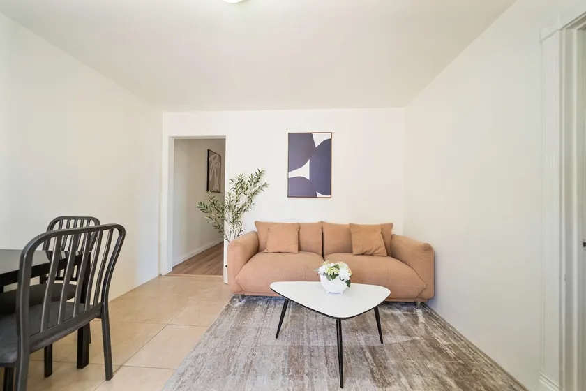 2B1B Private Guesthouse Near FW10&605 - Image 1