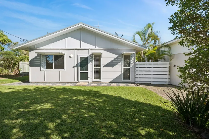 Stevie Mae's | Retro 2BR house | walk to 2 beaches - Image 1
