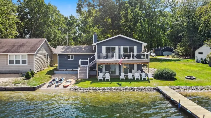 Blue Bungalow Charming Lakefront Cottage-Sleeps 8 - Image 1
