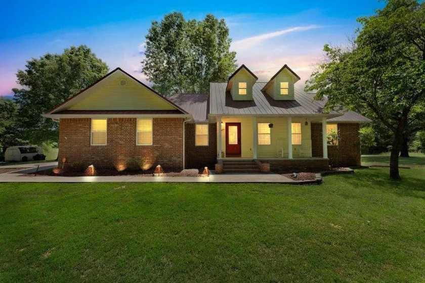 Reel & Rest ~ jacuzzi tub, patio, 2mi from river - Image 1