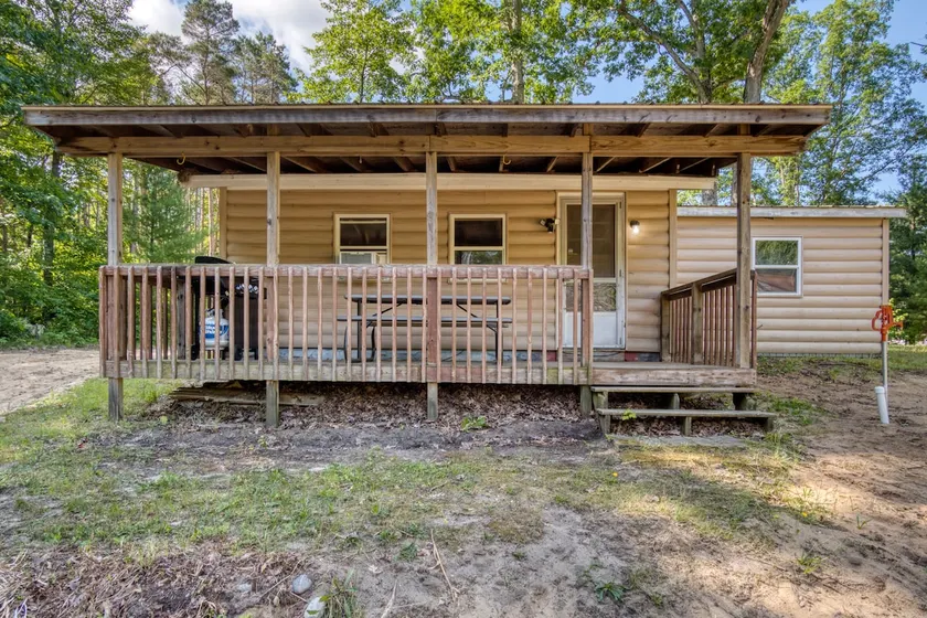 Cozy Ludington Cabin: Round Lake, Fishing, Dock - Image 1