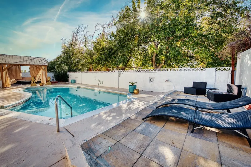 Beautiful 5bed w/ Pool. Close to strip - Image 1