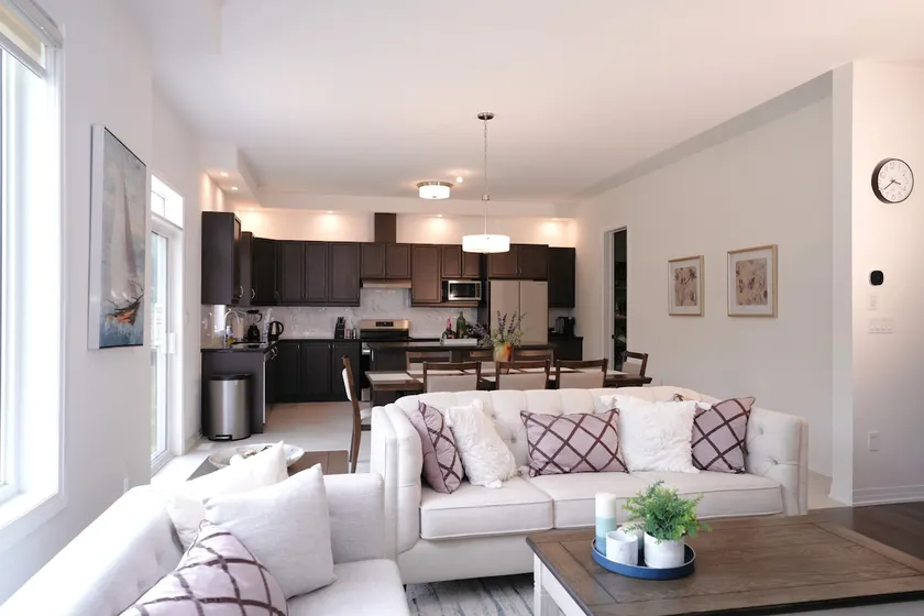 Spacious 4 Bedroom Retreat By Lake Couchiching - Image 1