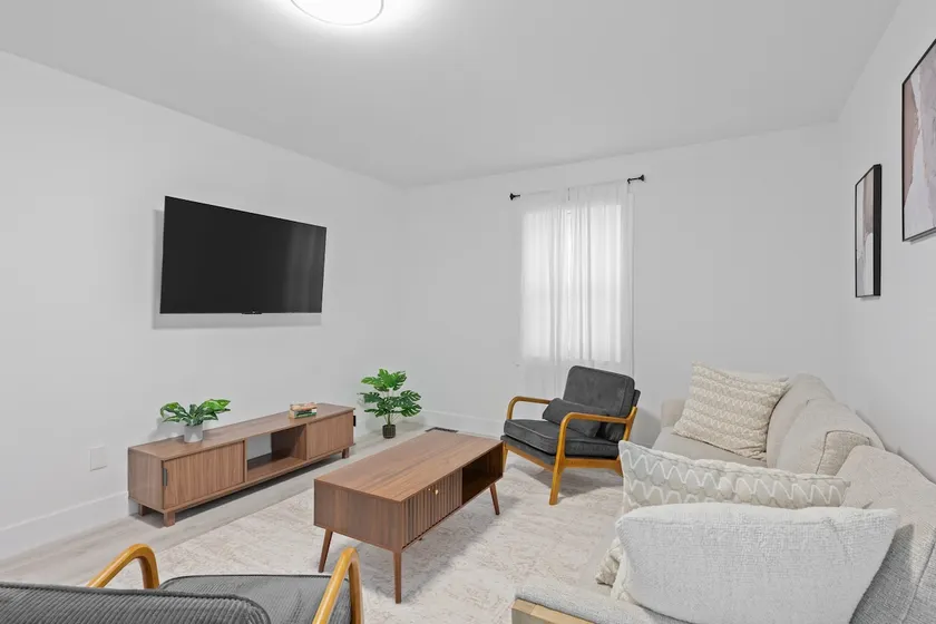 15m to NY| Cozy Home| 2Car Driveway - Image 1
