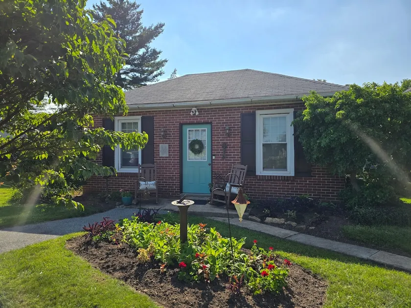 The Little Cottage On Main - Image 1
