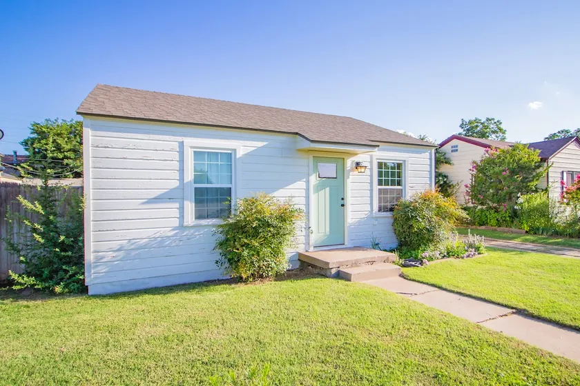 First Street Cottage LBK - Image 1